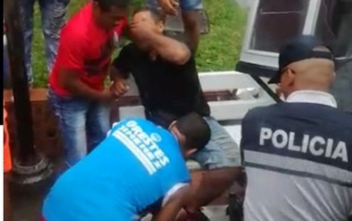 Le parte pierna a comerciante. Bus choca contra quioscos en Portobelo