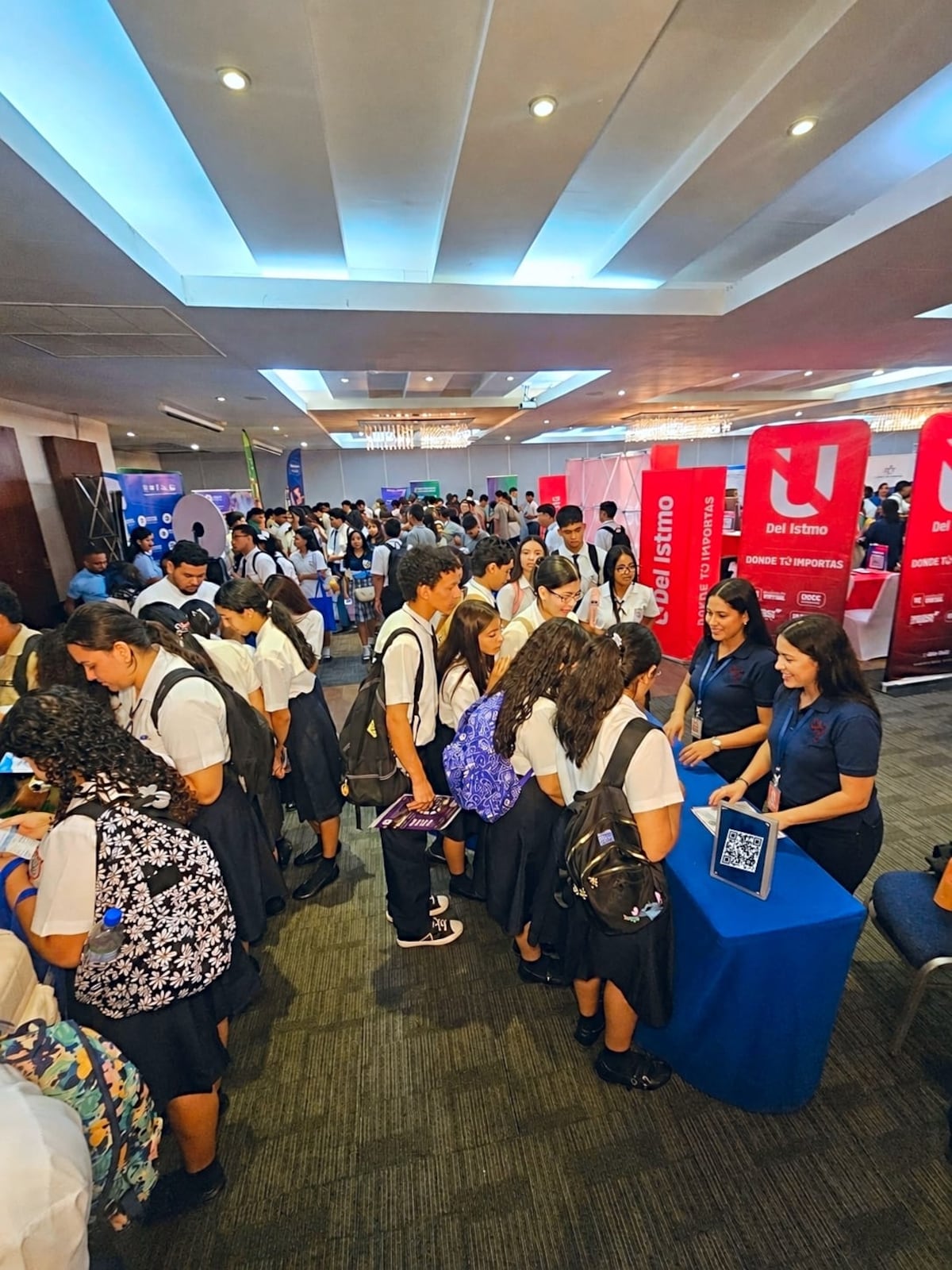 Más de 2 mil estudiantes exploran su futuro profesional en feria universitaria de Veraguas