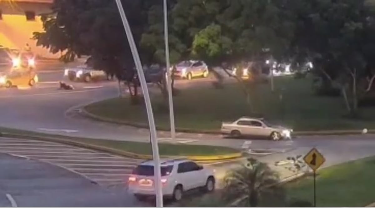 Video sensible. Impresionante. Intenta cruzar cuatro paños en Avenida Balboa y un auto lo impacta