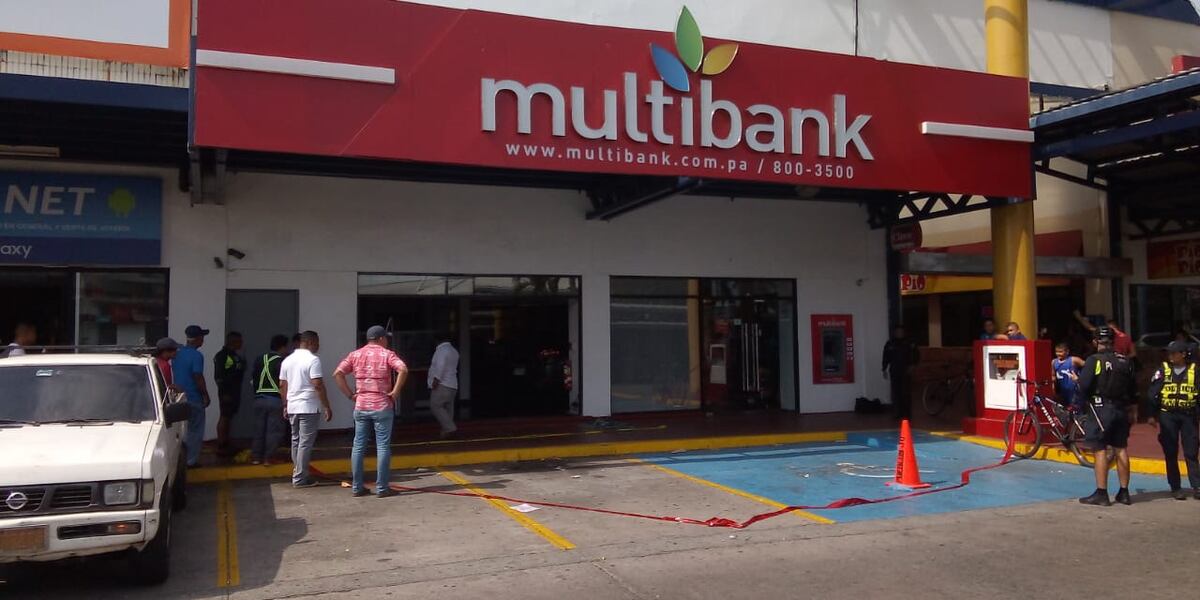Auto queda metido en un local comercial en Los Pueblos