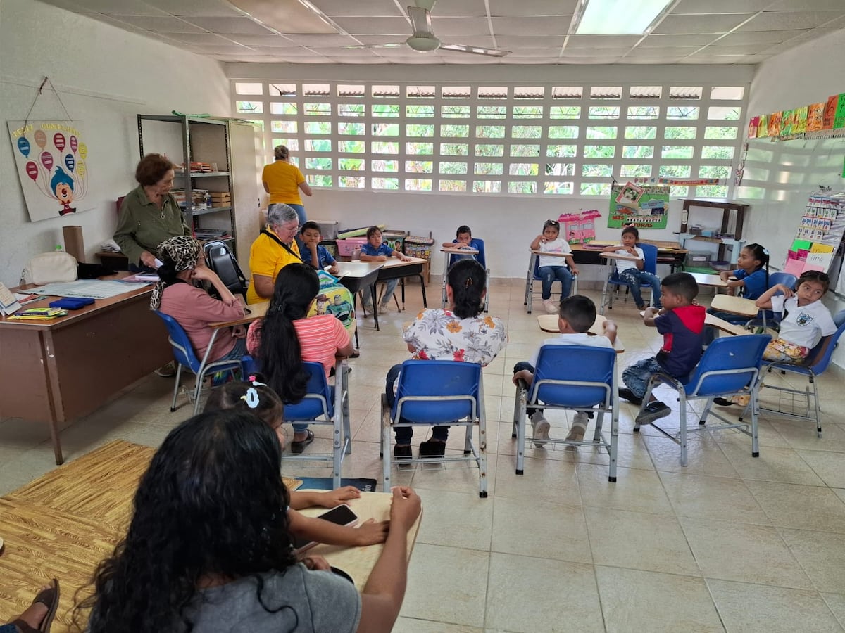 El Bibliobús conquista a niños de El Pajonal con historias y libros