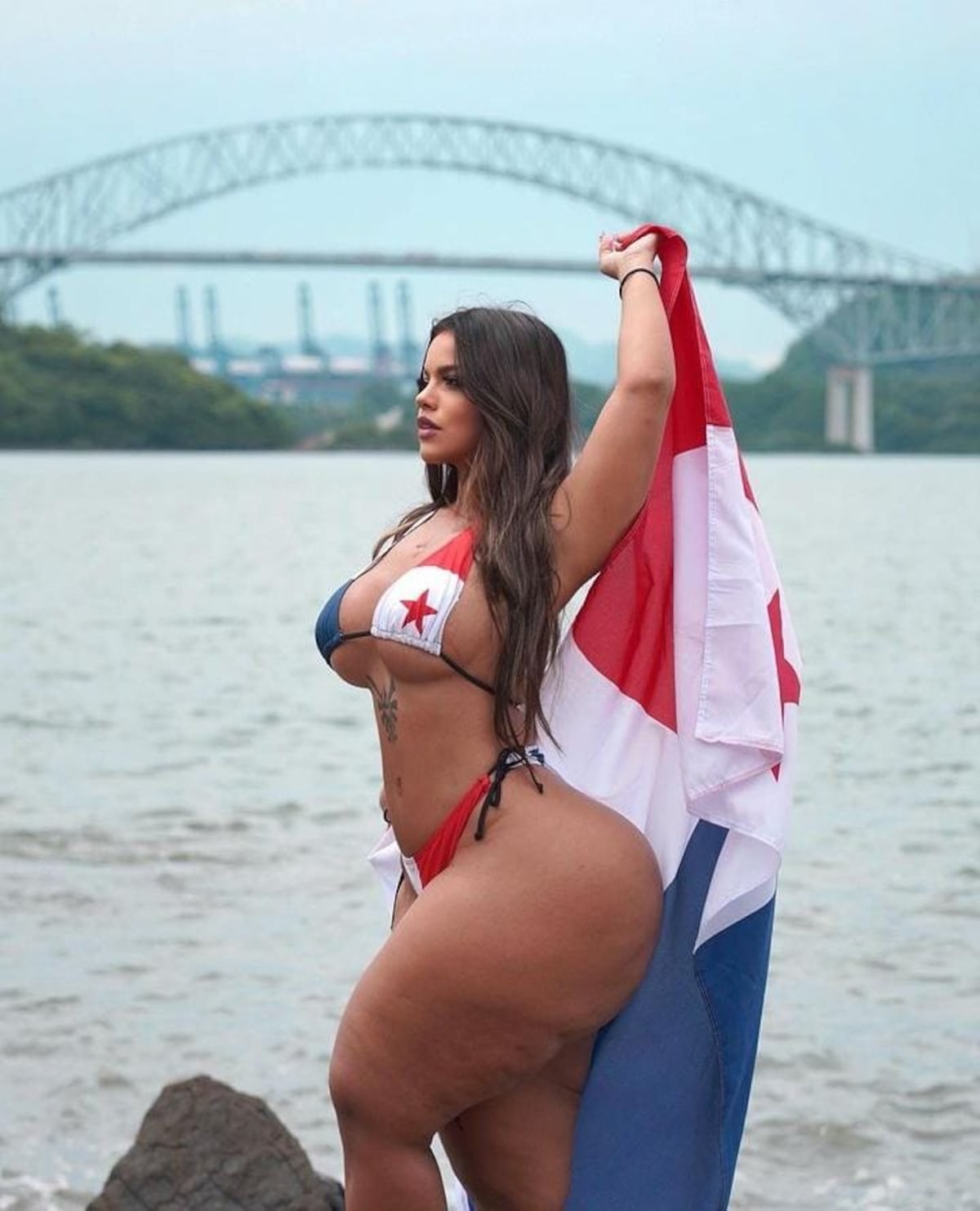‘Tas bien buena, pero respeta’. Modelo de OnlyFans prende las redes con microbikini de la bandera