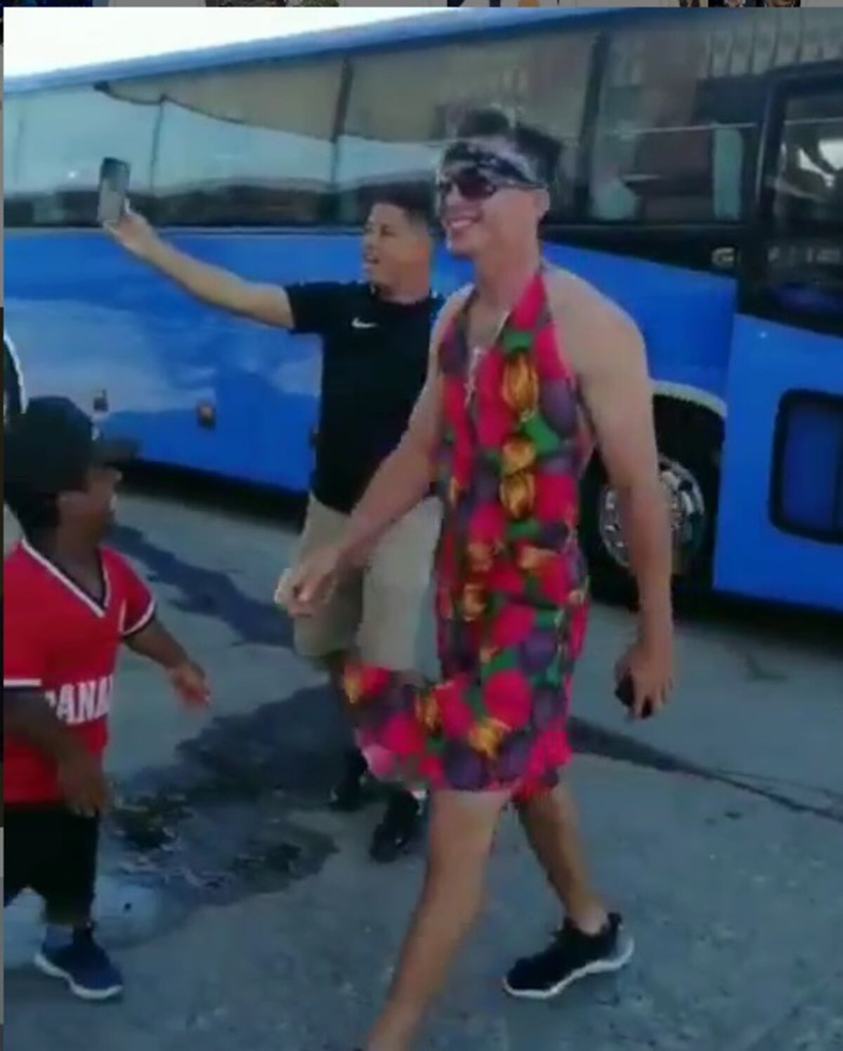 Obligan a peloteros santeños a penitencia de iniciación. Video viral