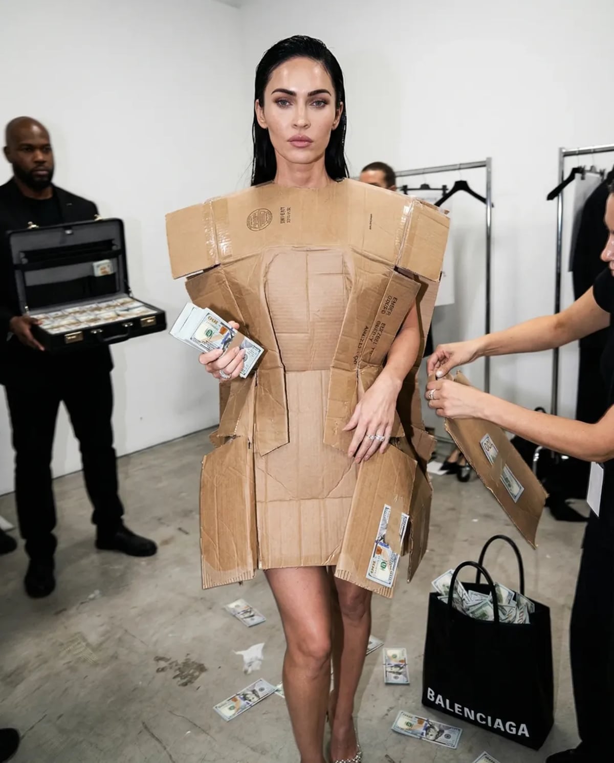 ¡Shock! Balenciaga revela vestido de cartón que cuesta casi $9 mil dólares