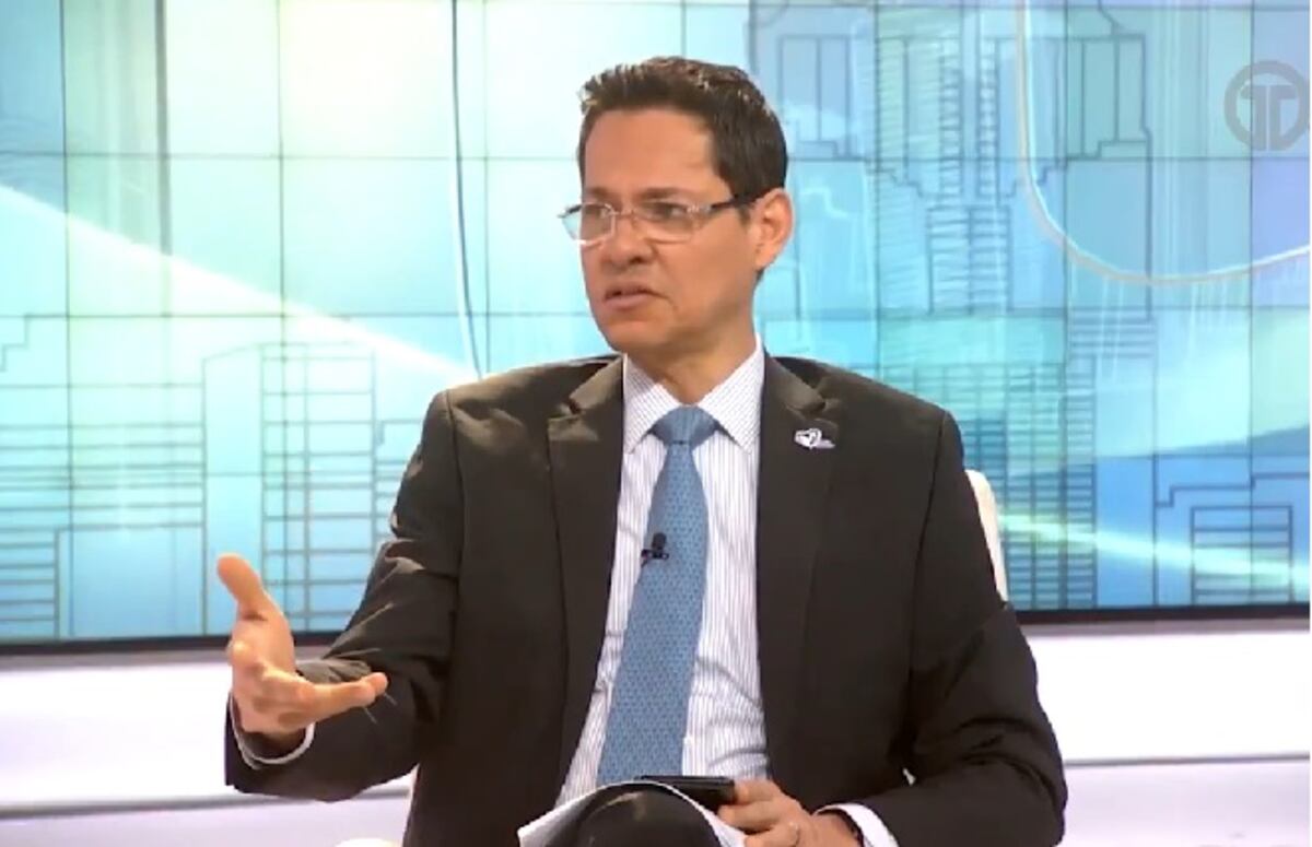 Tras hacer un llamado contra el matrimonio gay a periodista le caen en plancha