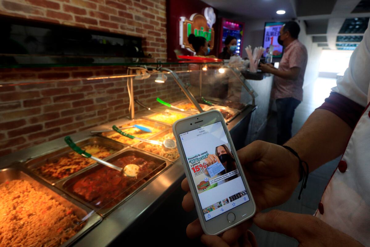 Centros comerciales promueven la vacunación a través de descuentos. Te contamos en dónde