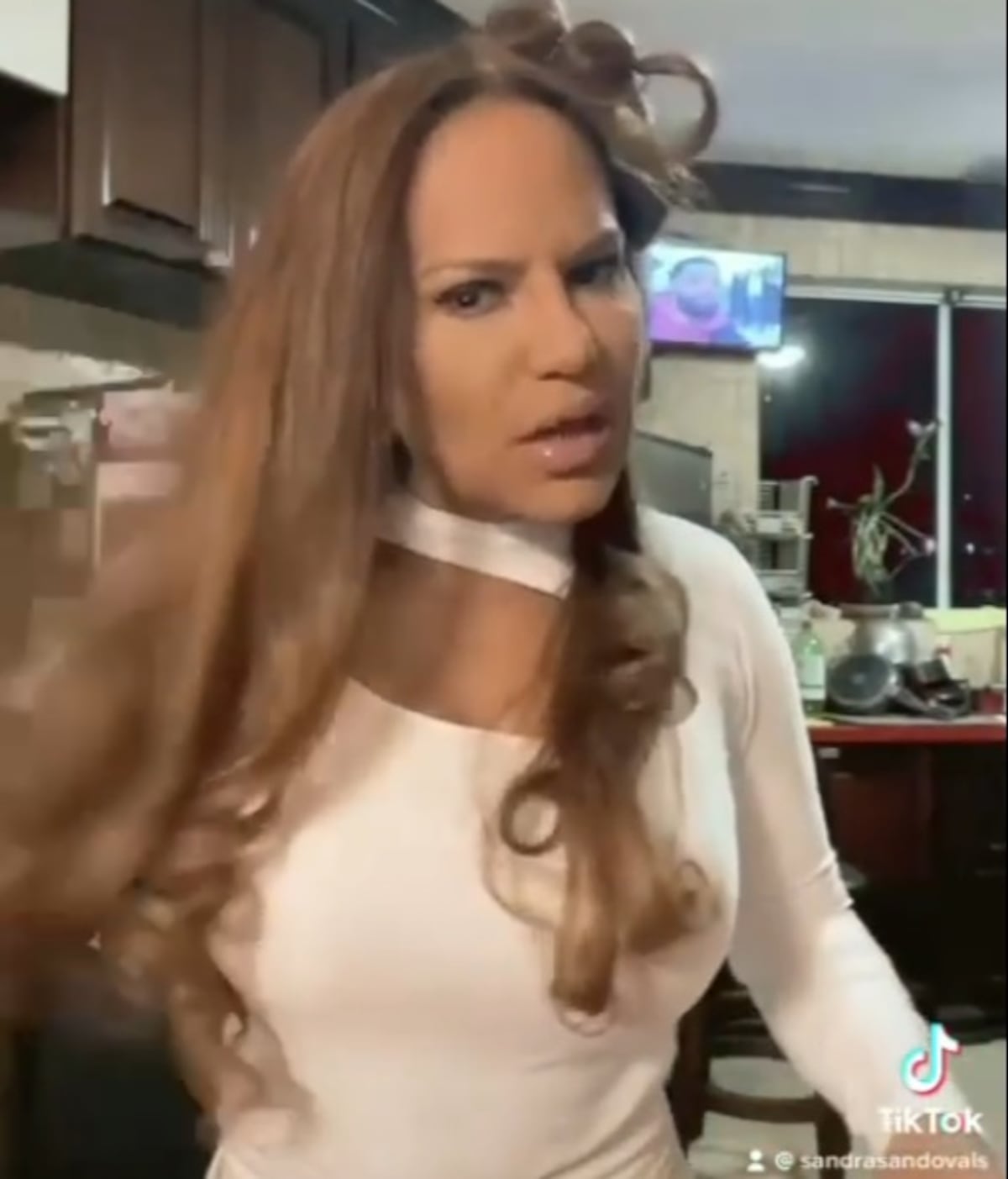 Sandra revoluciona TikTok, revela que le echaron Baygon en la cabeza por piojos. Video