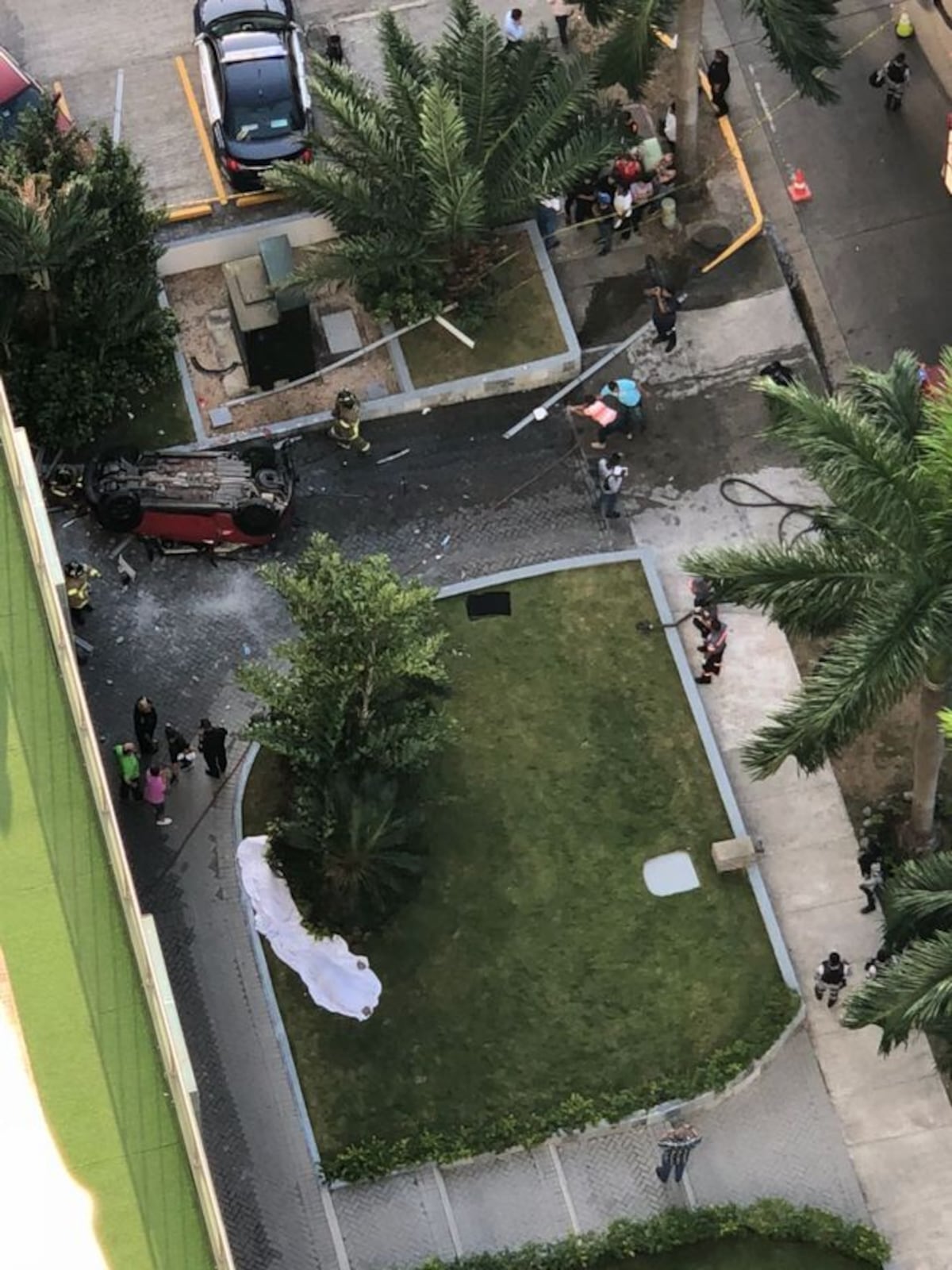 HAY 3 MUERTOS. Auto cae de los estacionamientos de un edificio en Costa del Este