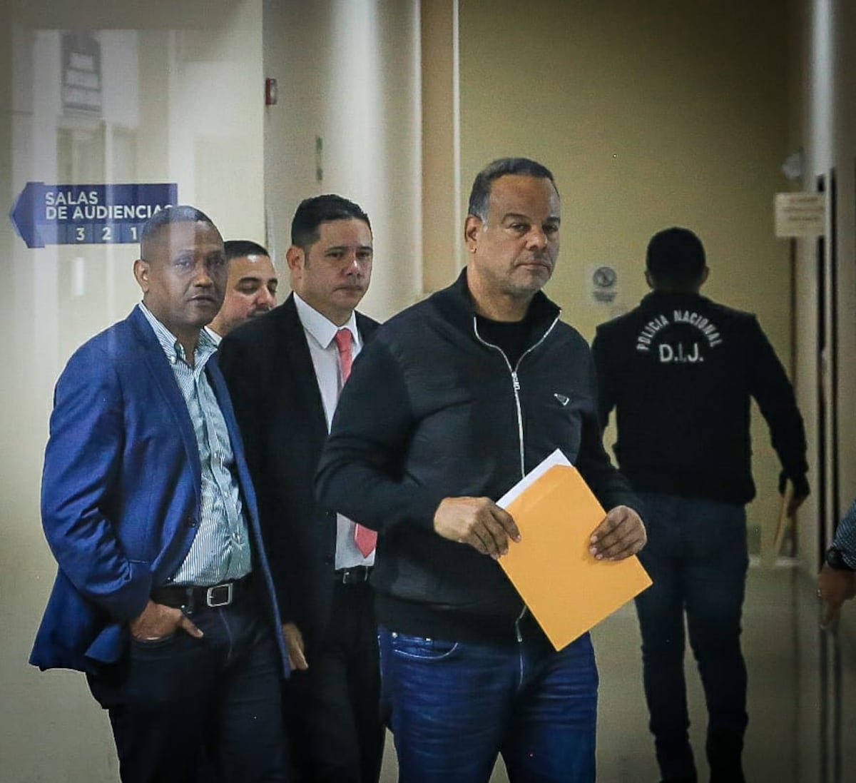 Secretario de relaciones internacionales del PRD usó el pasaporte de su hermano fallecido. Tenía impedimento de salida del país