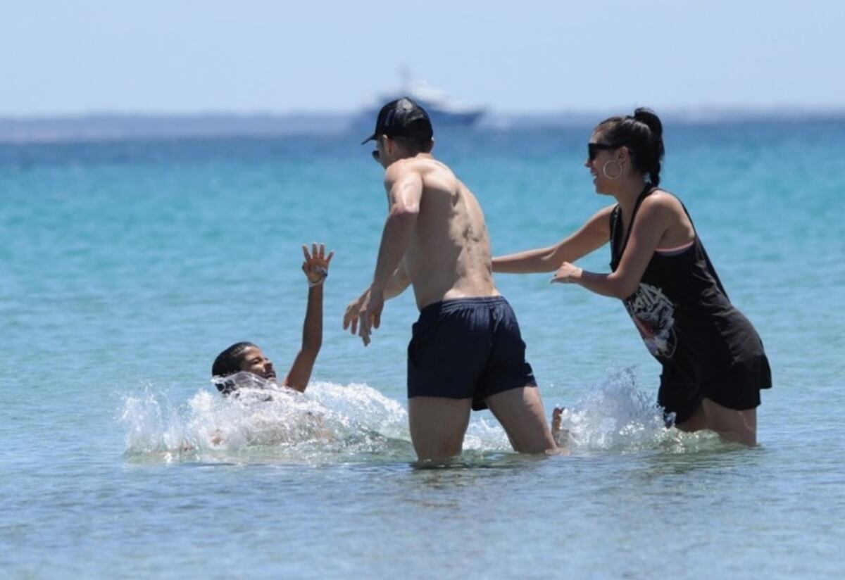 Captan a Cristiano Ronaldo y su novia bien románticos en Ibiza
