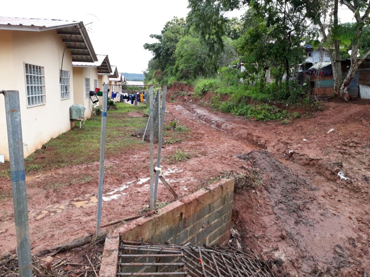 LLENOS DE LODO. Residentes de Valle Hermoso no pueden con las lluvias