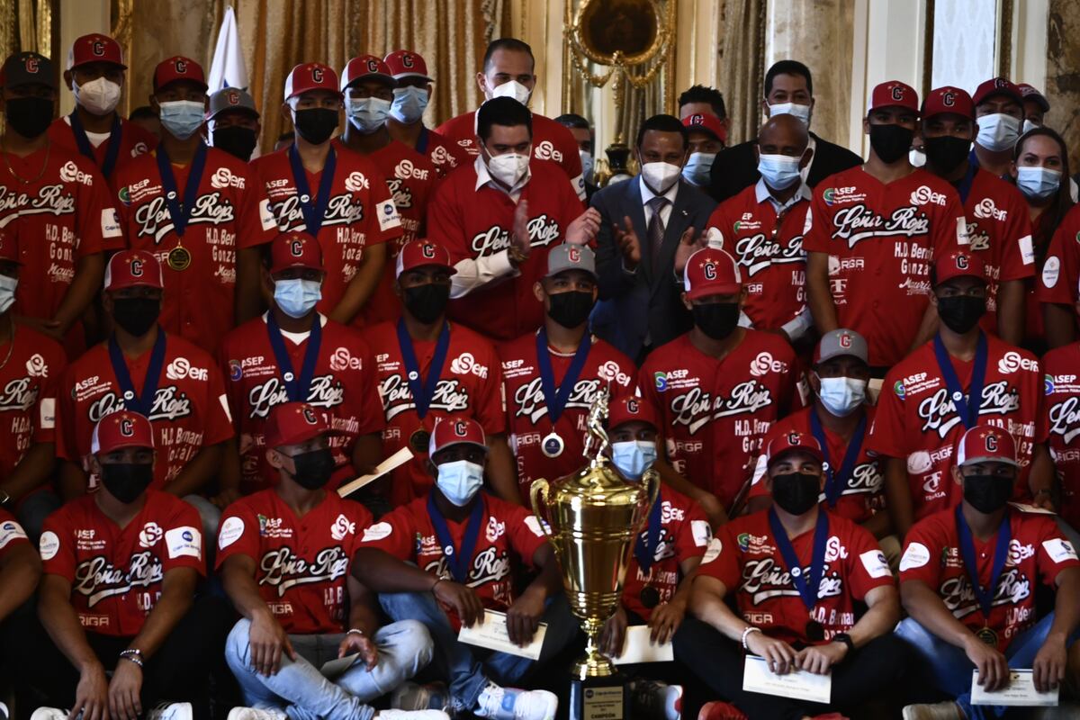 Novena campeona de Coclé recibe becas en su visita a la presidencia