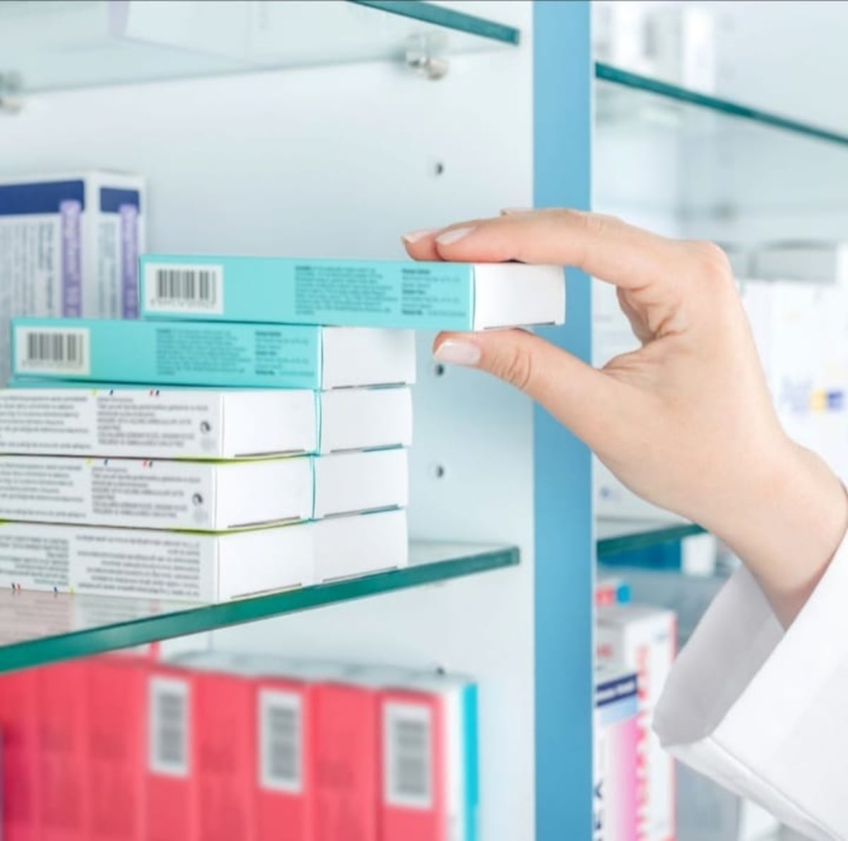 Colegio Nacional de Farmacéuticos avala decretos que permiten la baja de medicamentos