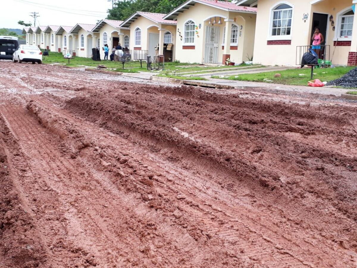 LLENOS DE LODO. Residentes de Valle Hermoso no pueden con las lluvias