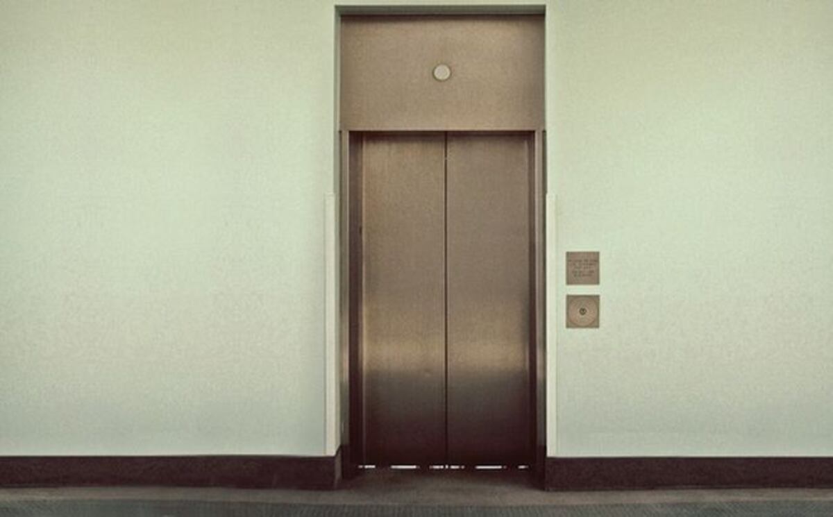 Niña se ata desde fuera a una cuerda, sube a un ascensor y lo pone en marcha 