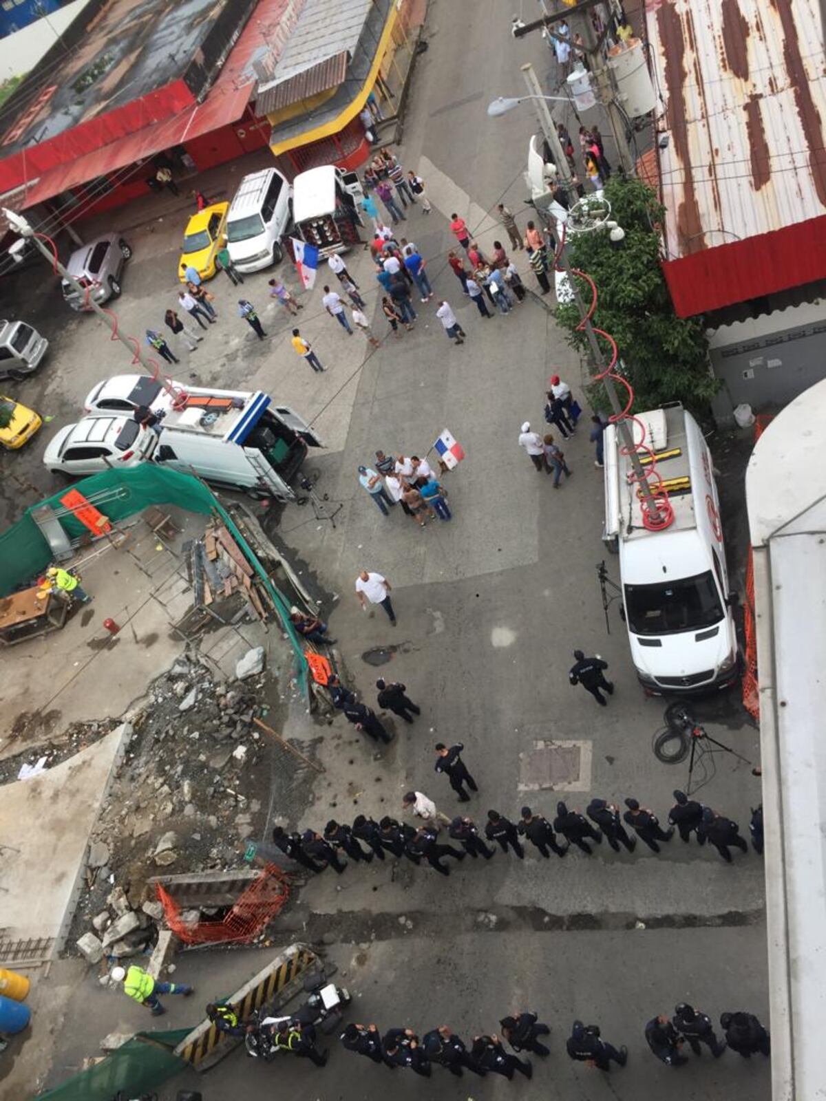 Moradores de la 9 de Enero protestan por cierres de entradas en la Transístmica