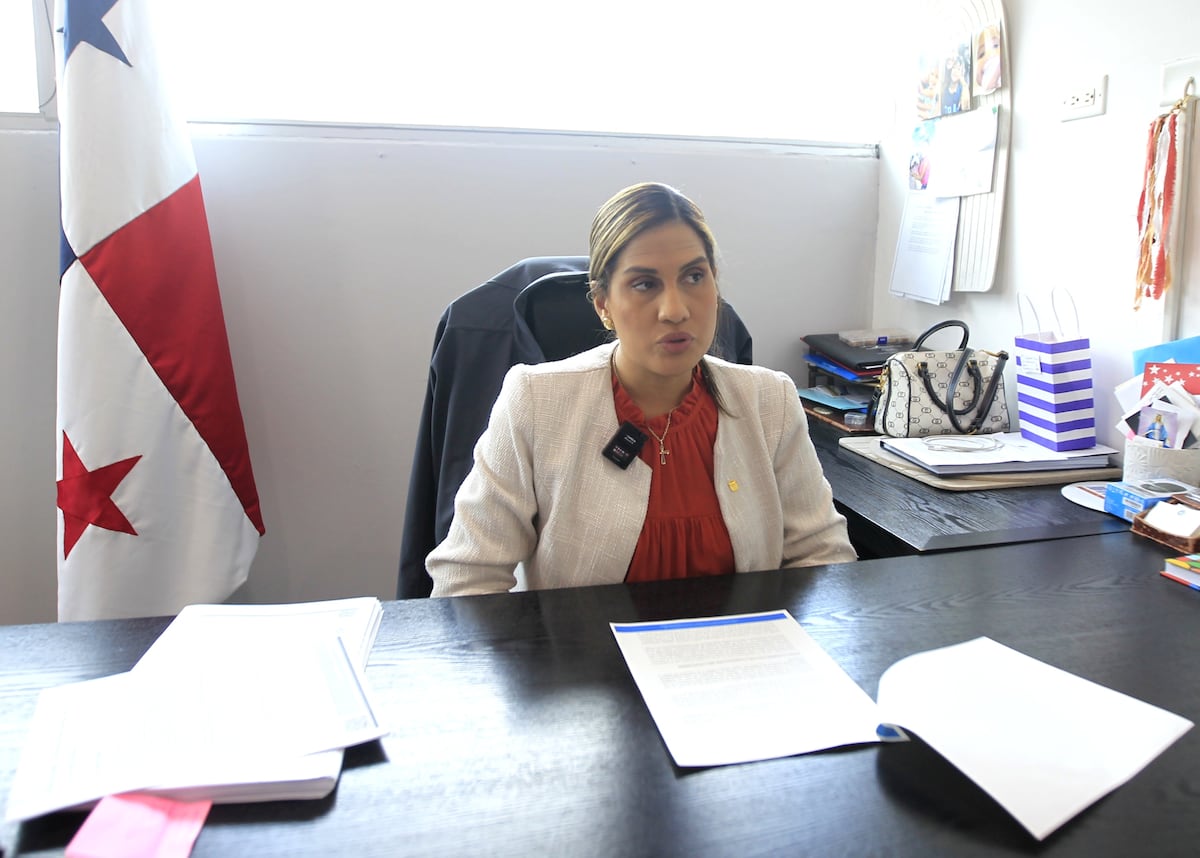 Diputados acusan a Alexandra Brenes de frenar proyecto que elimina el Ministerio de la Mujer