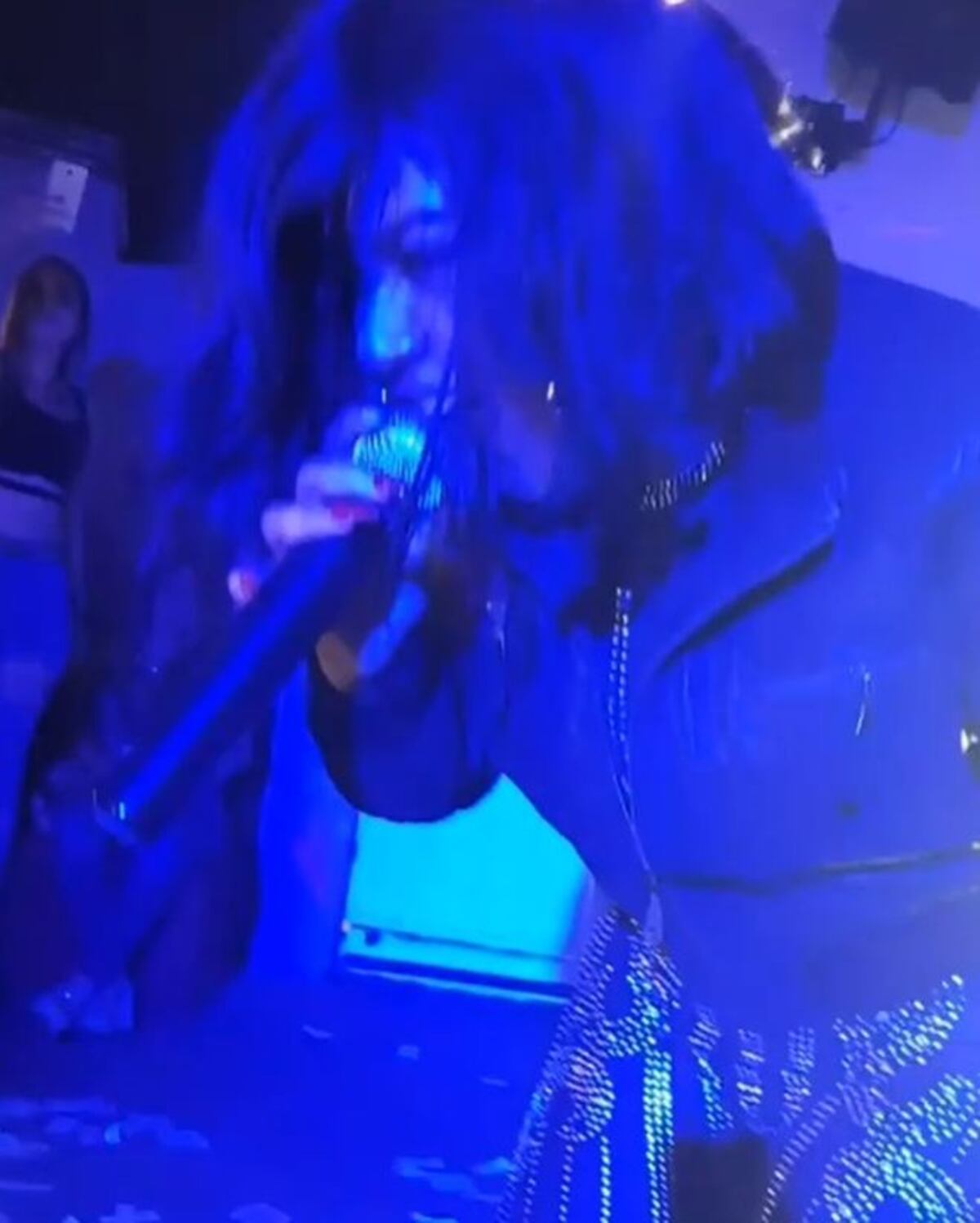  Demphra muestra minitanga y pompis en tarima y se forma la locura| VIDEO