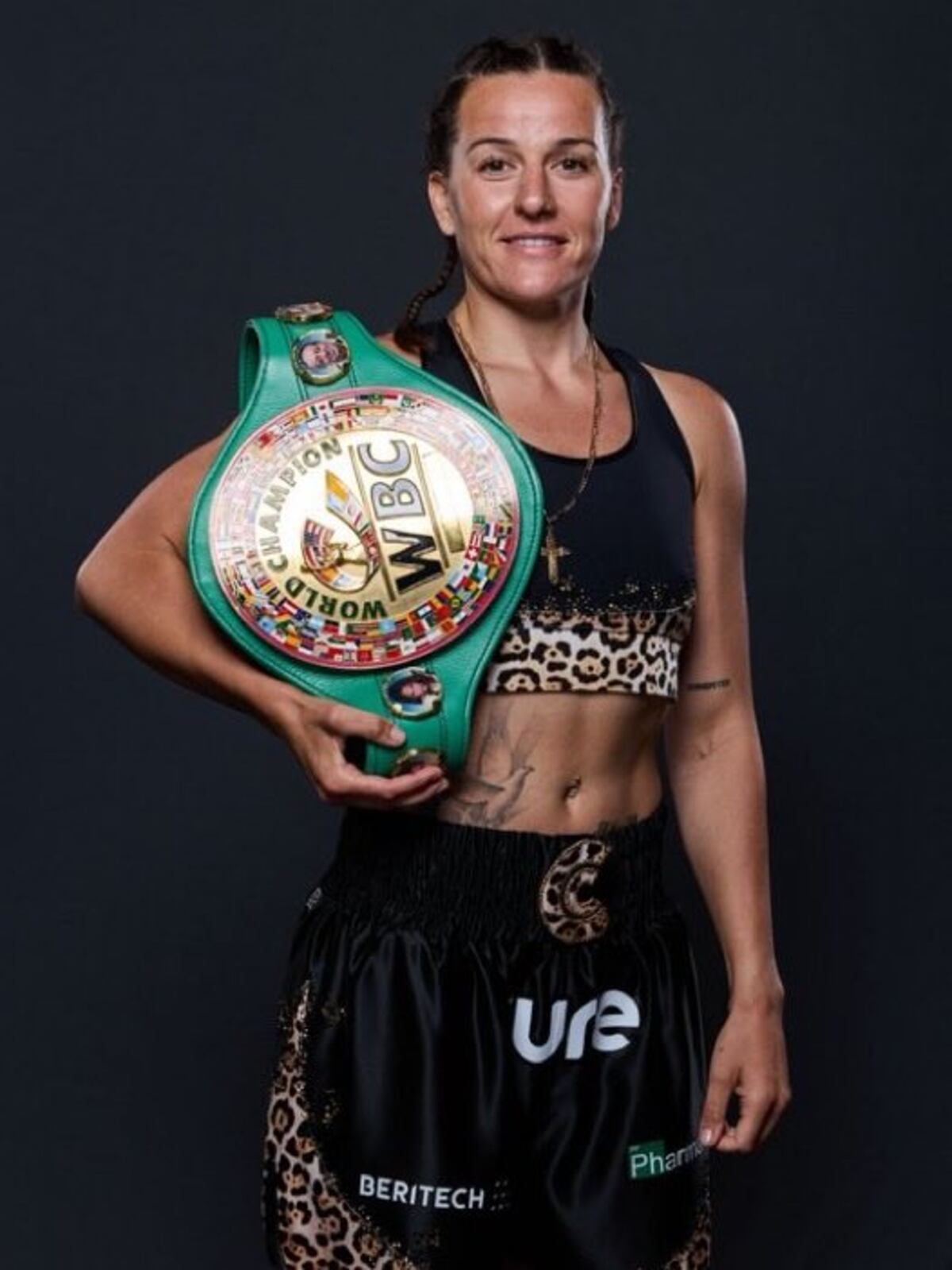 Chantelle Cameron protesta por desigualdad en el boxeo y deja vacante su título mundial