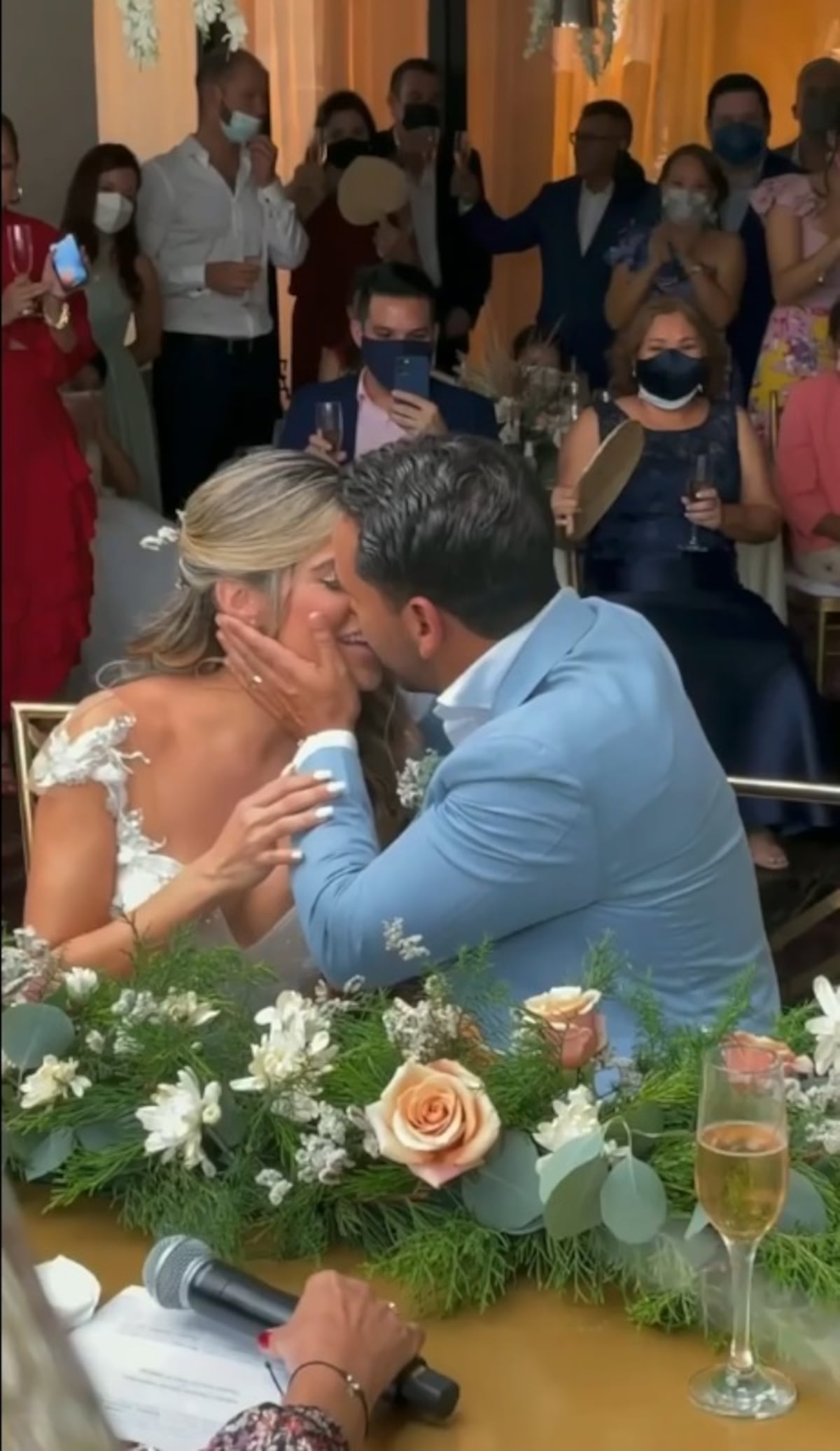 El chef de TV, Alexis Sitton, dio el sí. Se emocionó hasta las lágrimas en su boda. Chequee. Video, fotos