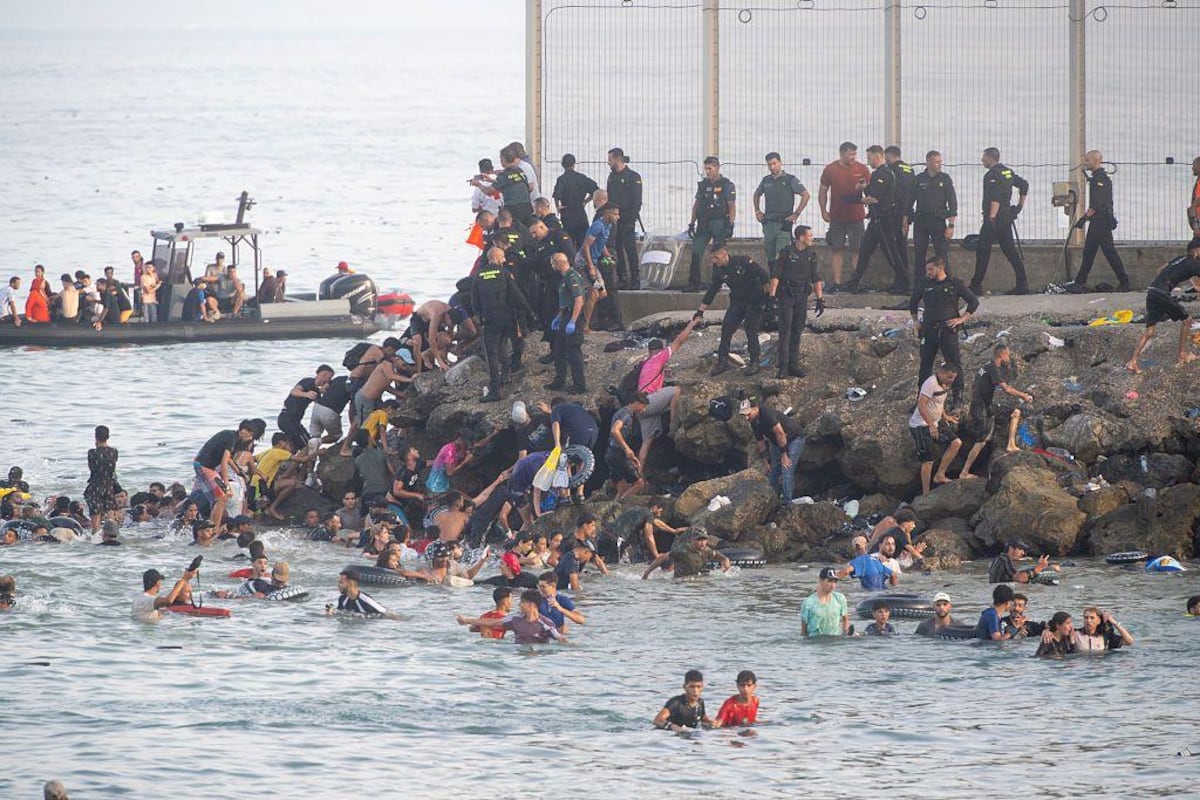 Entrada masiva de migrantes desborda Ceuta y obliga a desplegar al Ejército