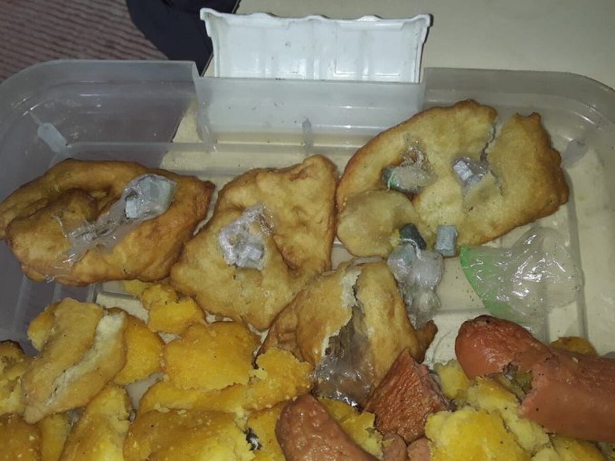 La pillaron. Las hojaldres con salchicha que les llevaba al privado de libertad estaban preñadas en droga