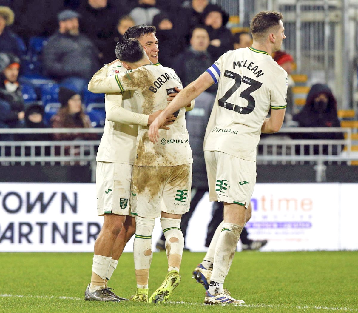 Victoria sufrida: Norwich resiste ataque de Luton y se lleva los tres puntos 