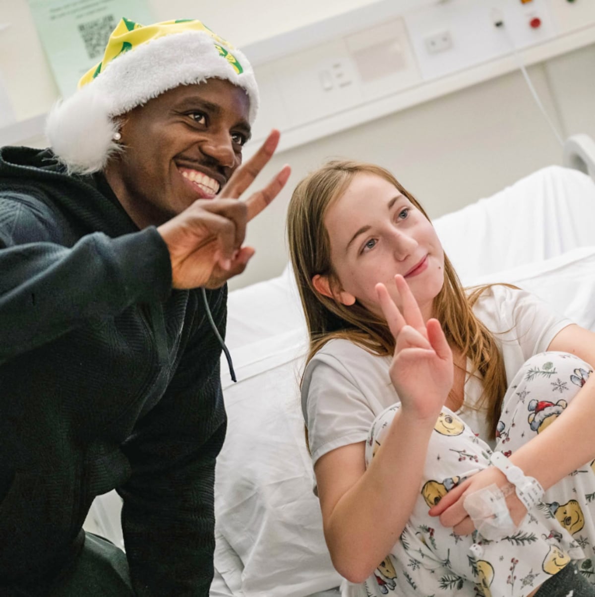 José Córdoba cambia botines por sonrisas en hospitales de Norwich