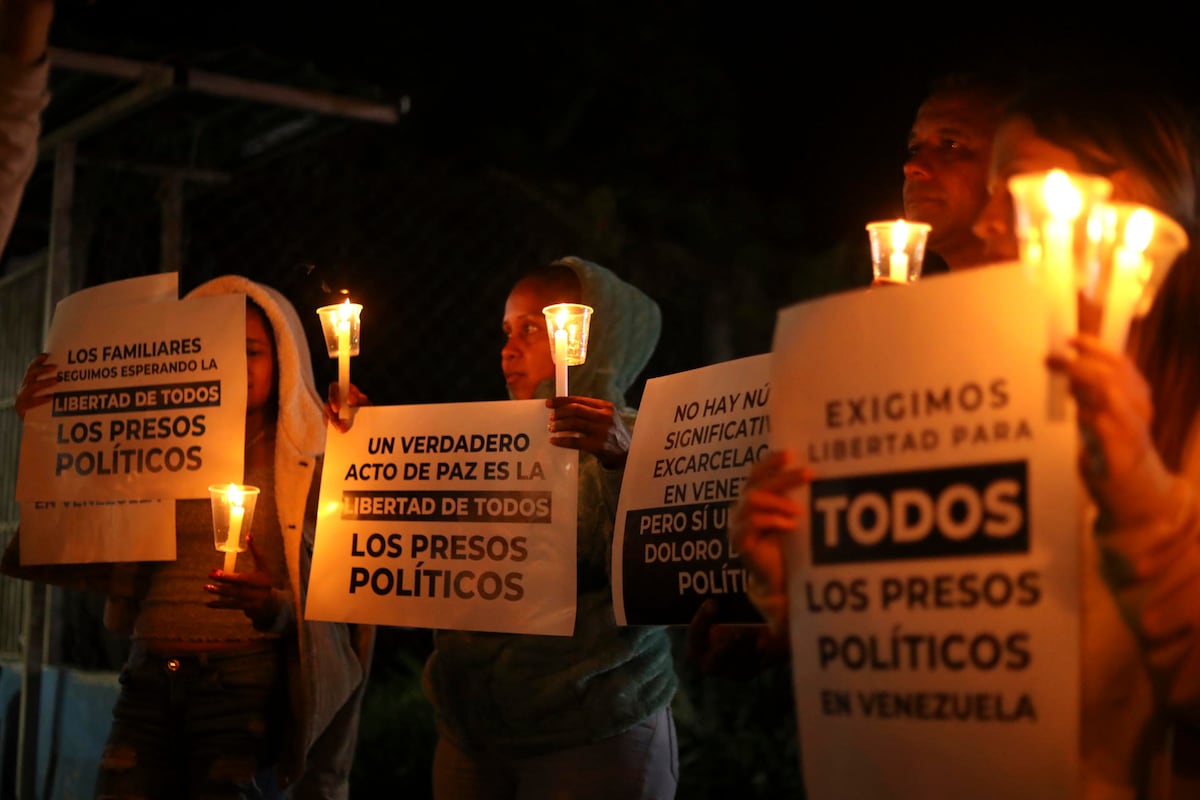 Familias de presos políticos en Venezuela esperan liberaciones que no llegan