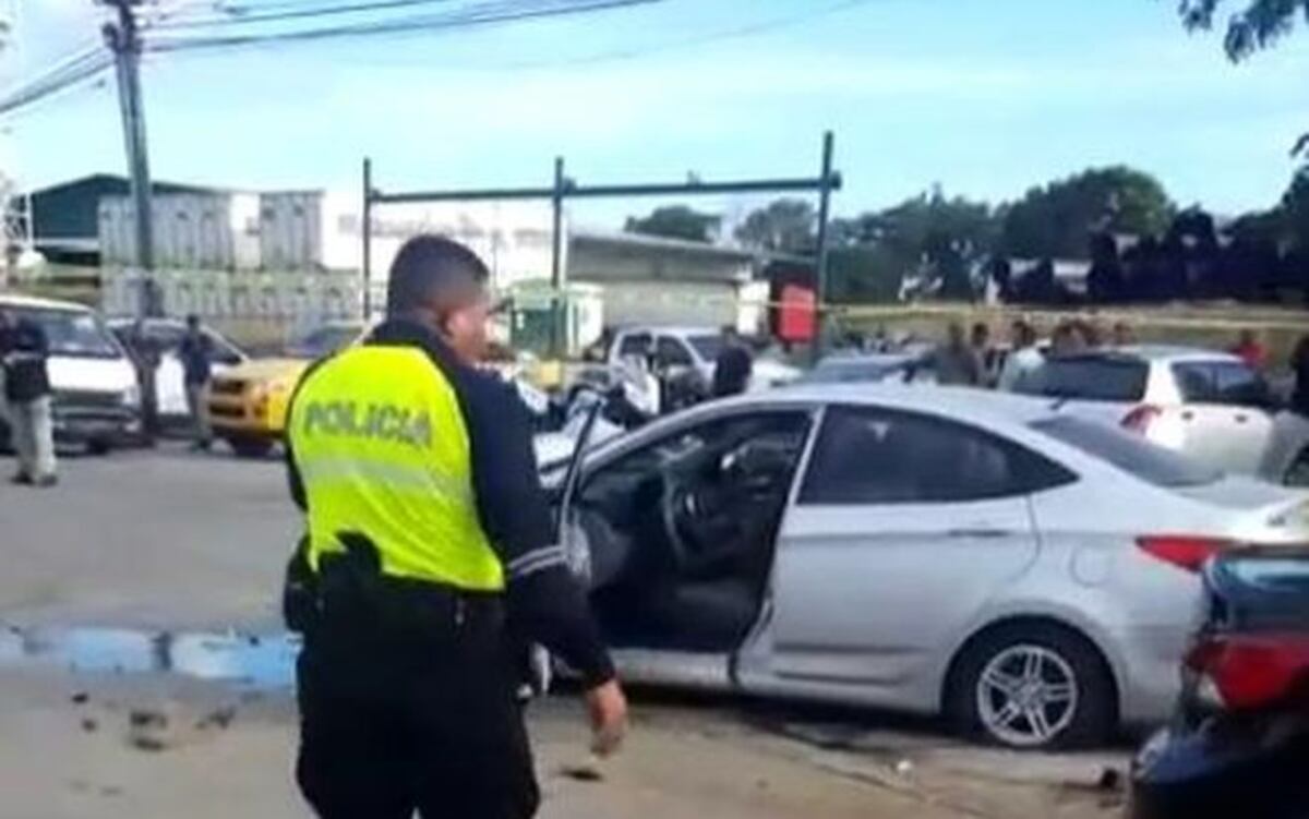 TRAGEDIA. Mujer se estrella contra varios autos y su hija pierde la vida
