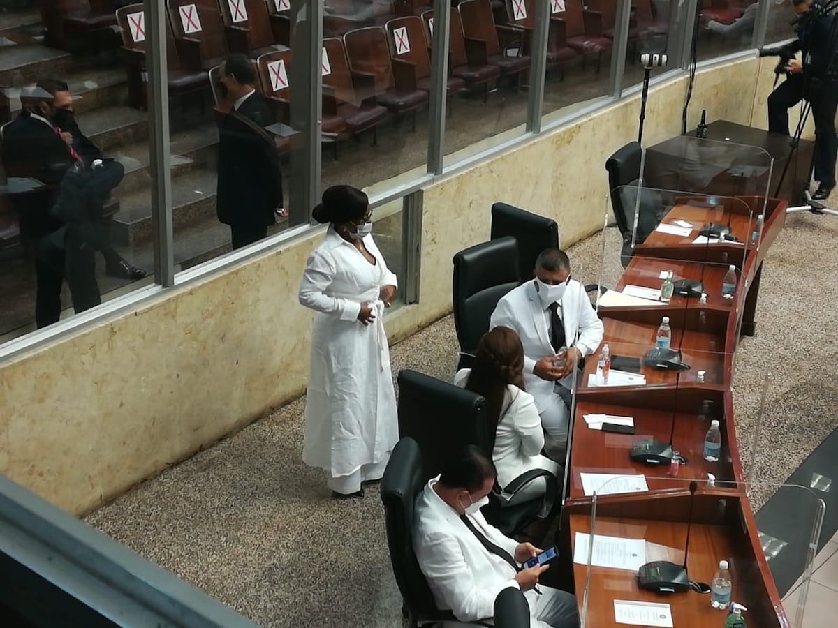 ‘Faldas arriba o rozando las rodillas'. El estilo de varias diputadas y de la morenaza Cenobia, la nueva vice que derrotó a Zulay +Fotos