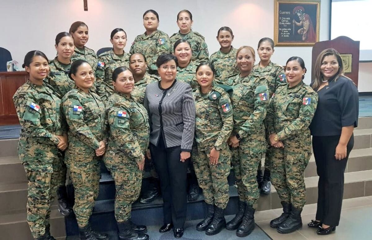 Reconocen a panameña de ascendencia indígena por ser jefa de la policía en E.U.