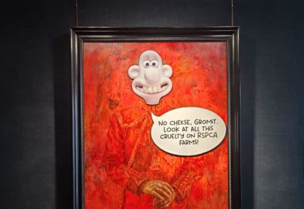 Ponen una pegatina en retrato oficial del rey Carlos III