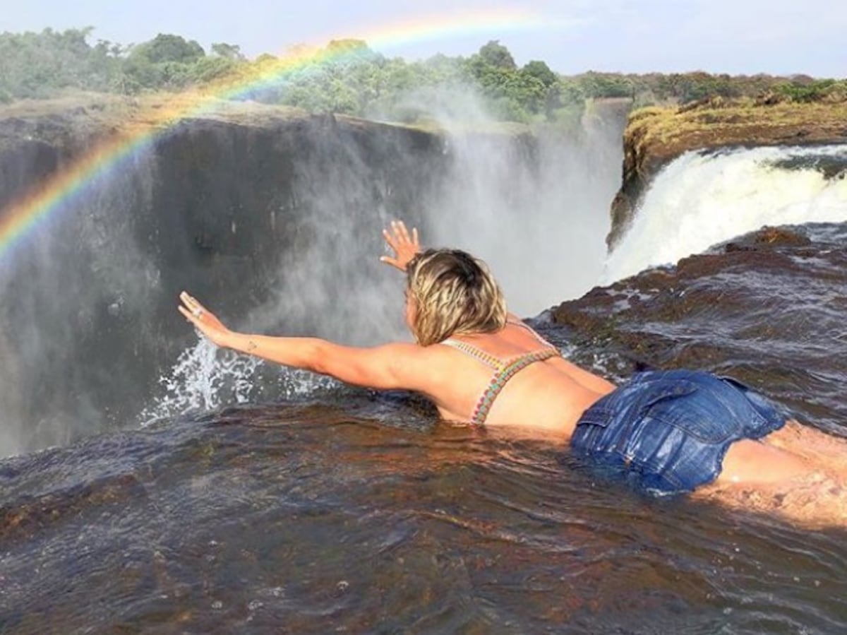 Conductora mexicana expone su vida y todo por una foto en las cataratas Victoria