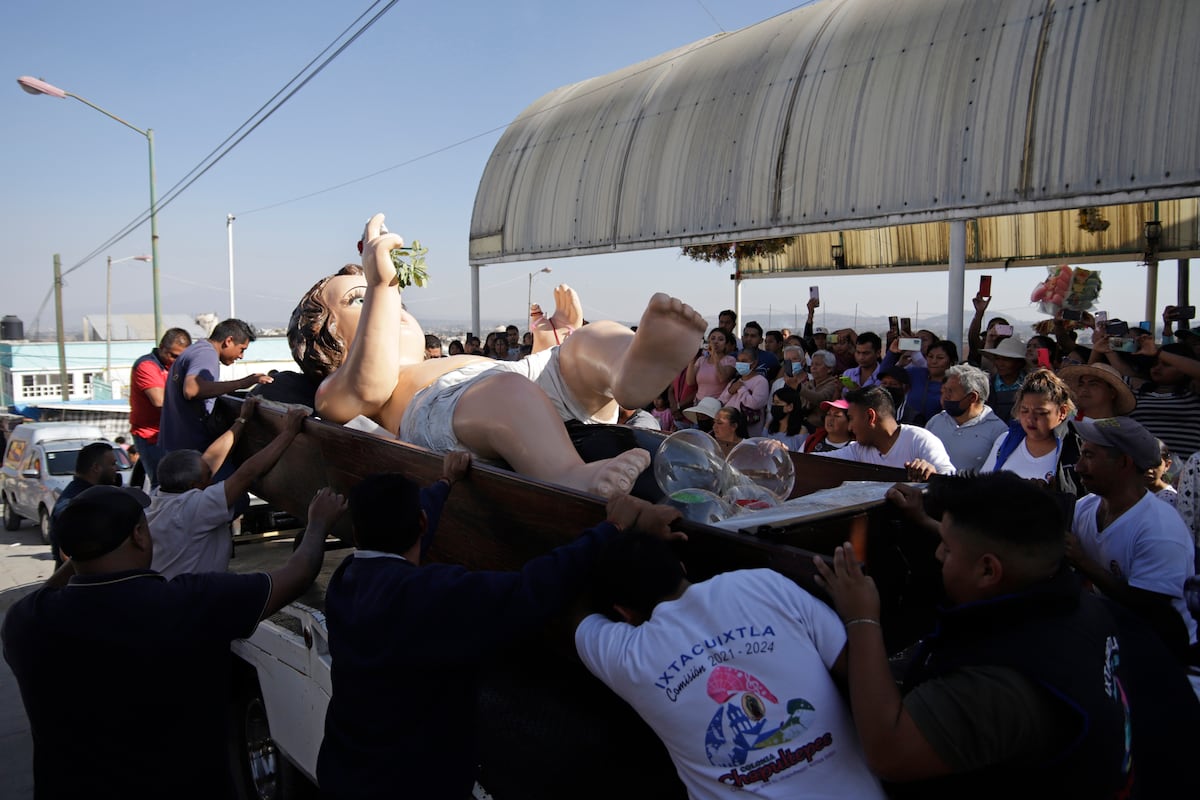 Niño Dios gigante asombra y  llama la atención en  el municipio de Ixtacuixta en México