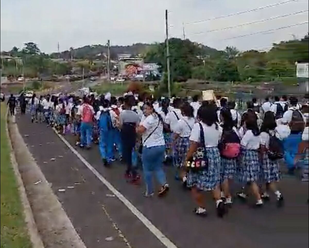 Estudiantes realizan caminata en La Chorrera y exigen justicia para joven presuntamente agredida sexualmente