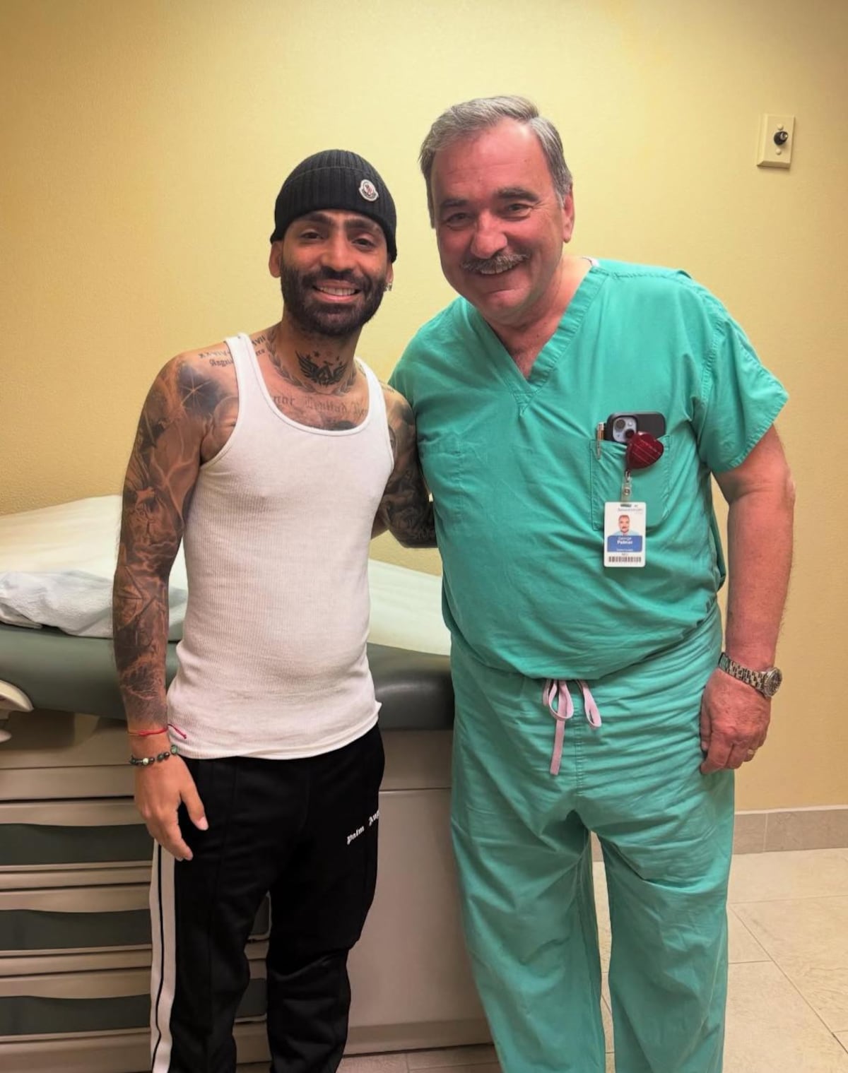 Arcángel vuelve del quirófano con más fuerza: “Mi corazón herido se niega a rendirse”