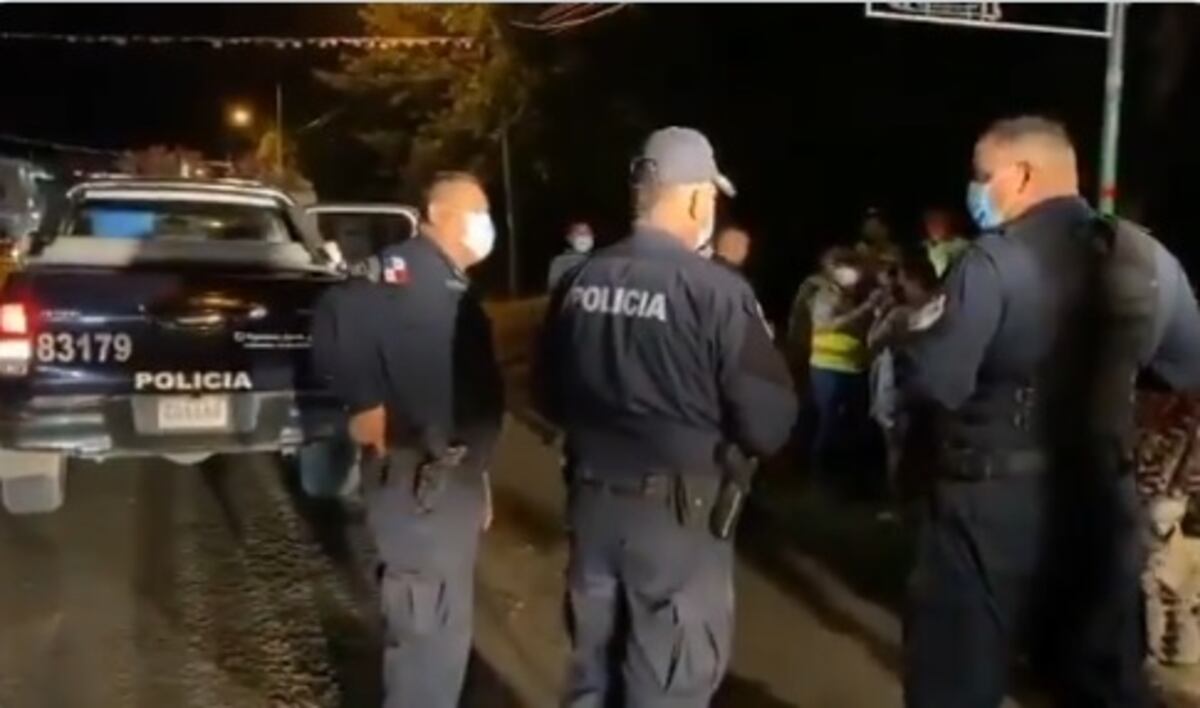 Encuentran a bebé de dos años solo en medio de un herbazal y un canal de agua servida