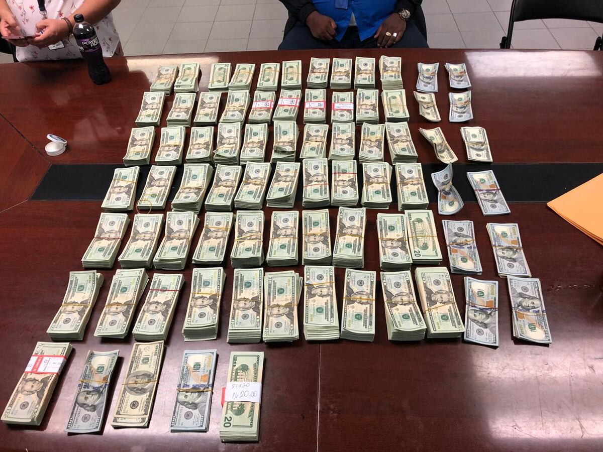 Aprehenden a funcionario que viajaba con más de 155 mil dólares en Colón