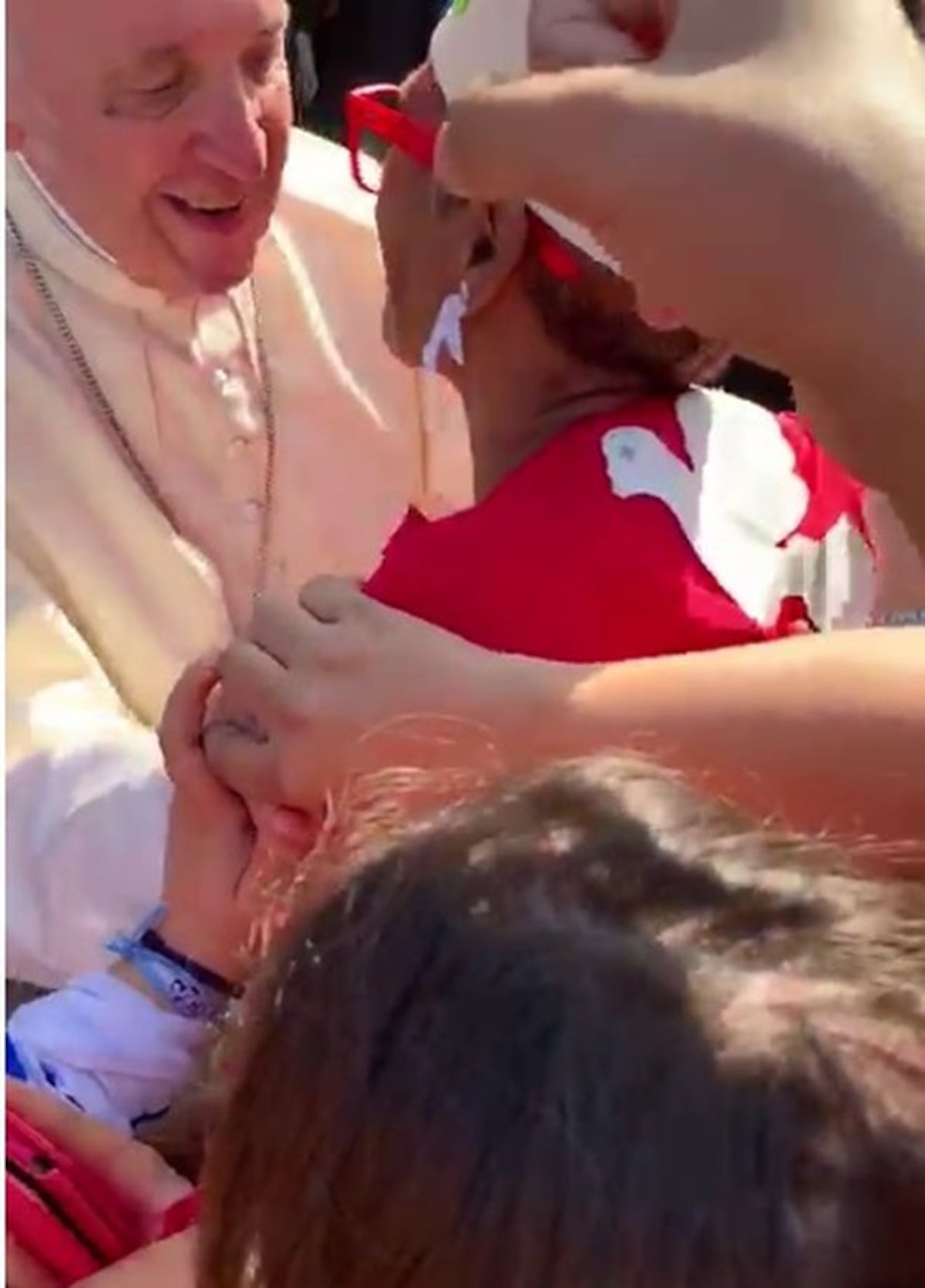 'Los viejos armamos líos, pero...'.Miren a quién el Papa besa y canta cumpleaños