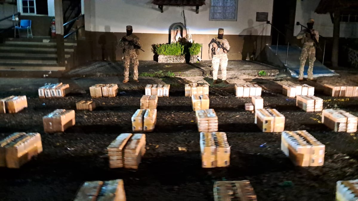 Otra carga se hunde: Aeronavales pescan mil 96 paquetes de supuesta droga en Punta Burica