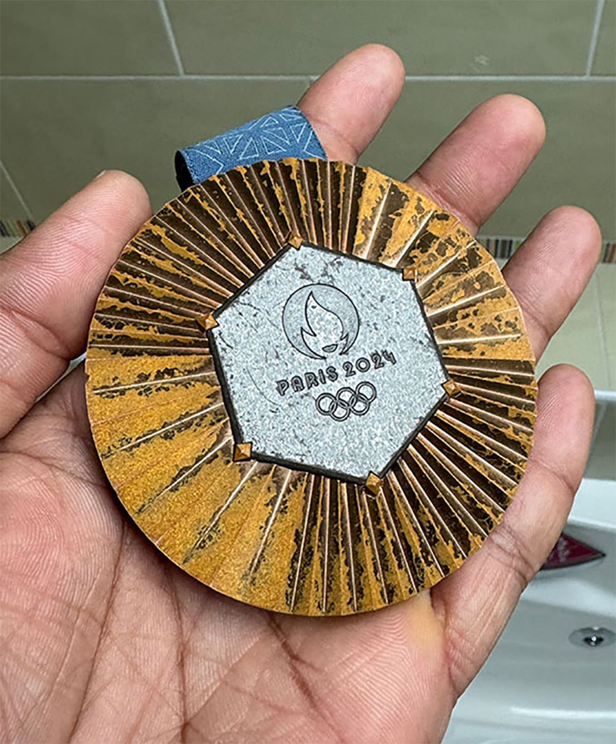 ¡Escándalo Olímpico! Más de 100 medallas de París 2024 devueltas por daños y óxido