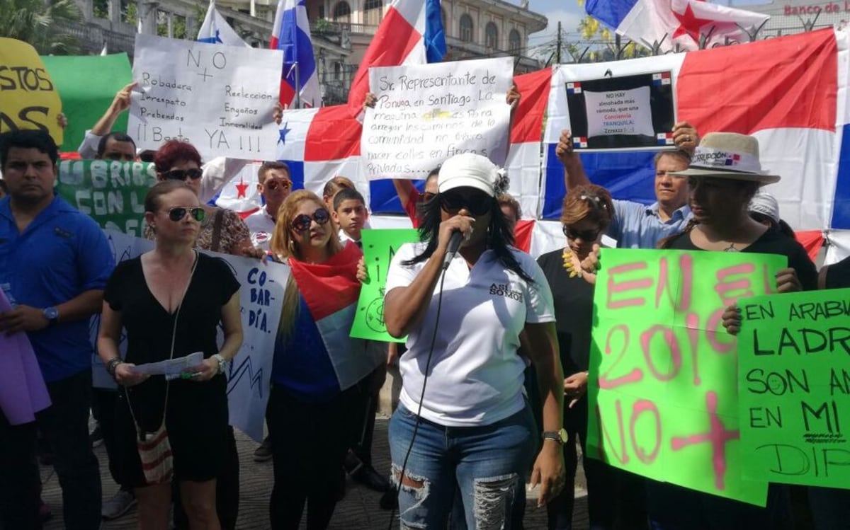 PROTESTA EN LA ASAMBLEA. Una centena de panameños rechazan la corrupción