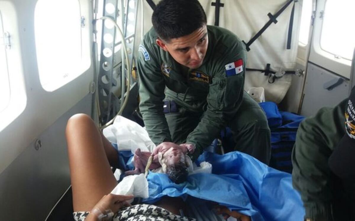 ¡SANTO! Nace bebé en avión Aeronaval a tres mil pies de altura