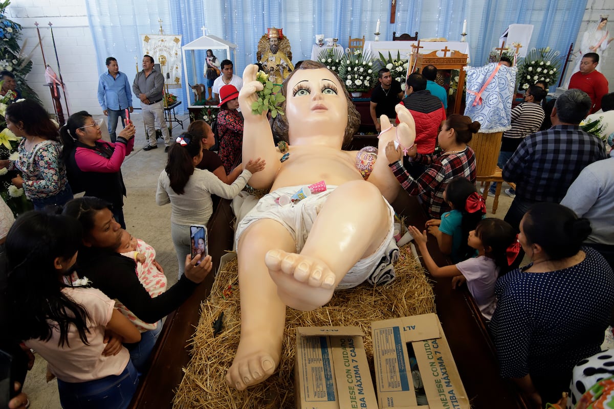 Niño Dios gigante asombra y  llama la atención en  el municipio de Ixtacuixta en México