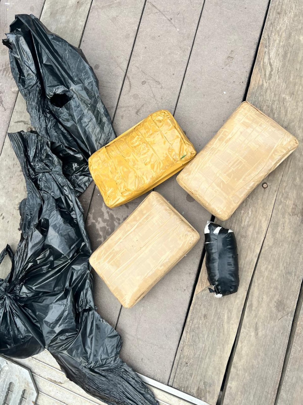 ¿QUÉ LLEVABA EN LA MOCHILA? Menor fue sorprendido con tres paquetes en Darién
