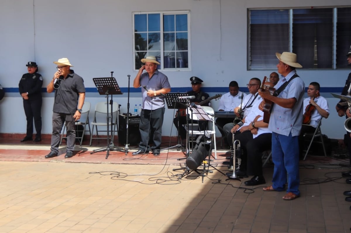 Con décimas emotivas, despiden al sargento Albis Espinoza en Herrera