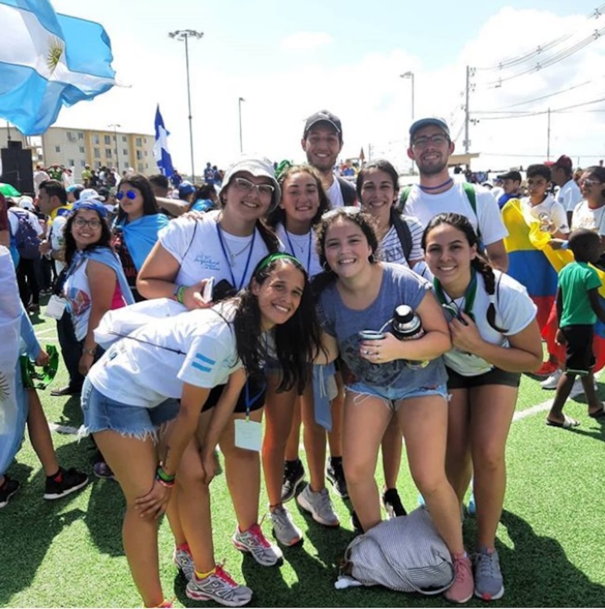Los peregrinos en Colón gozaron de un adelanto del Carnaval con culecos
