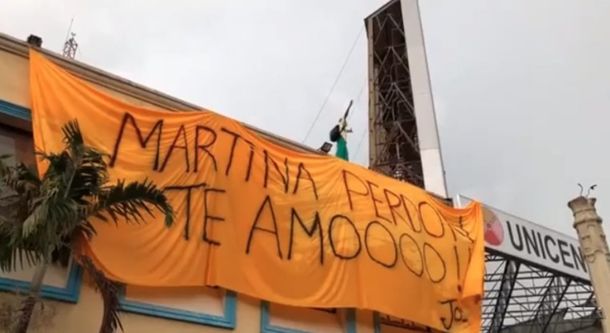 Joven que colocó letrero 'Martina perdón' es actor y promociona nueva película