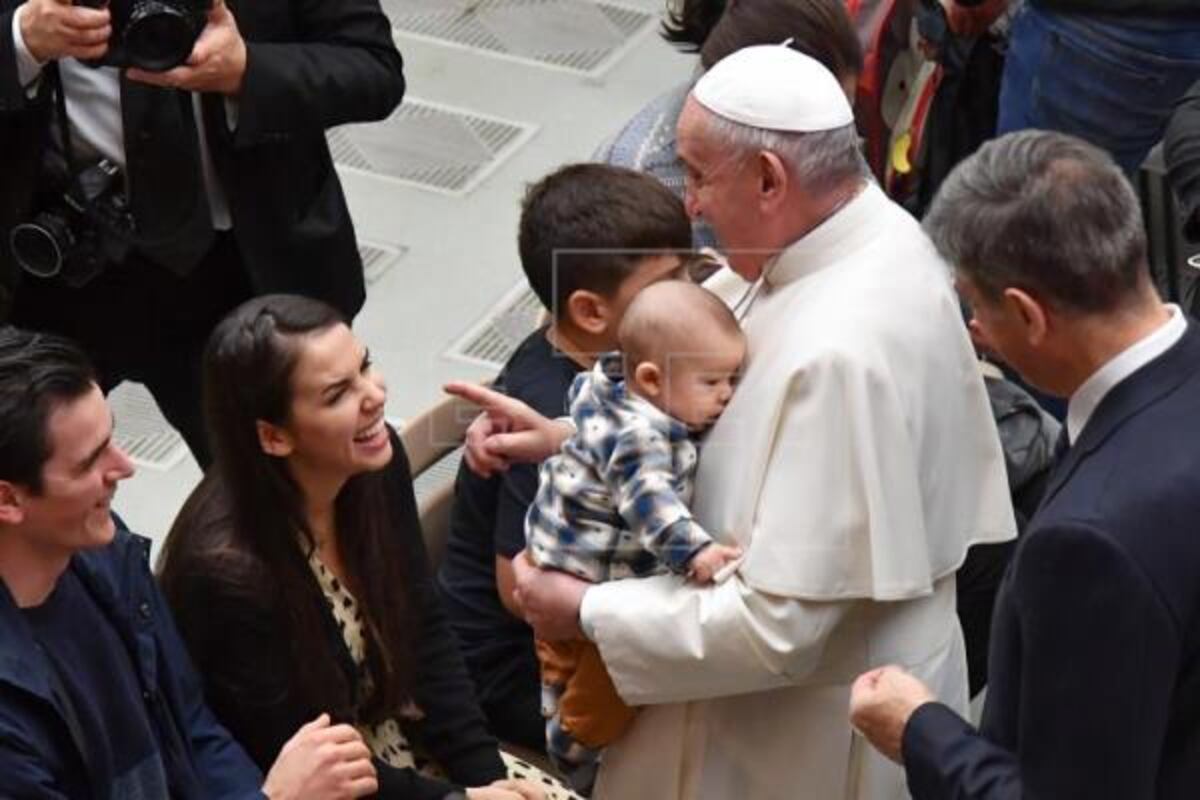 El papa critica que las parejas prefieran mascotas que descendencia: “Sí, perros y gatos ocupan el lugar de los hijos”